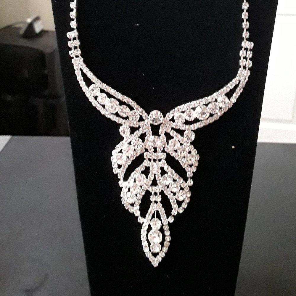 💎 BUNDLE 4 for $19 Costume Jewelry Rhinestone necklace 🤩